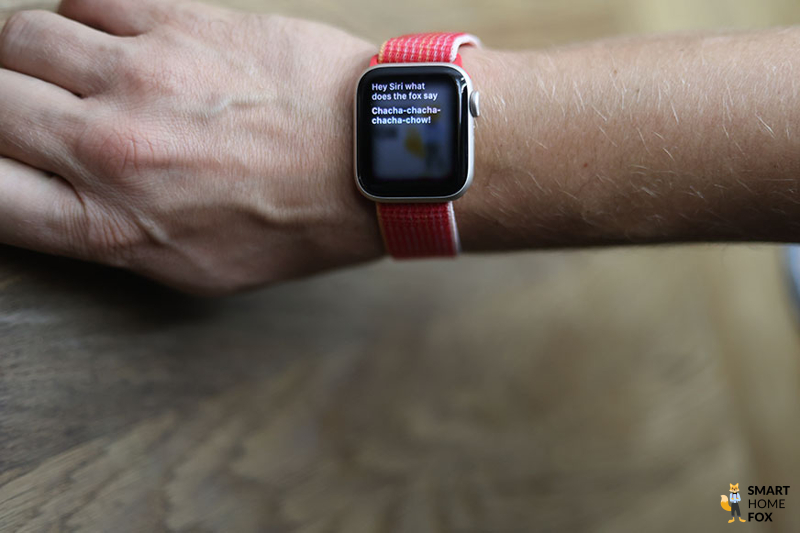 Siri на Apple Watch SE.